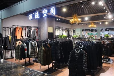 突發！城陽商場服裝鞋包大拋售潮來襲，消費者迎來購物狂歡